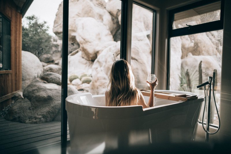 English collocations: picture of a woman taking a bath